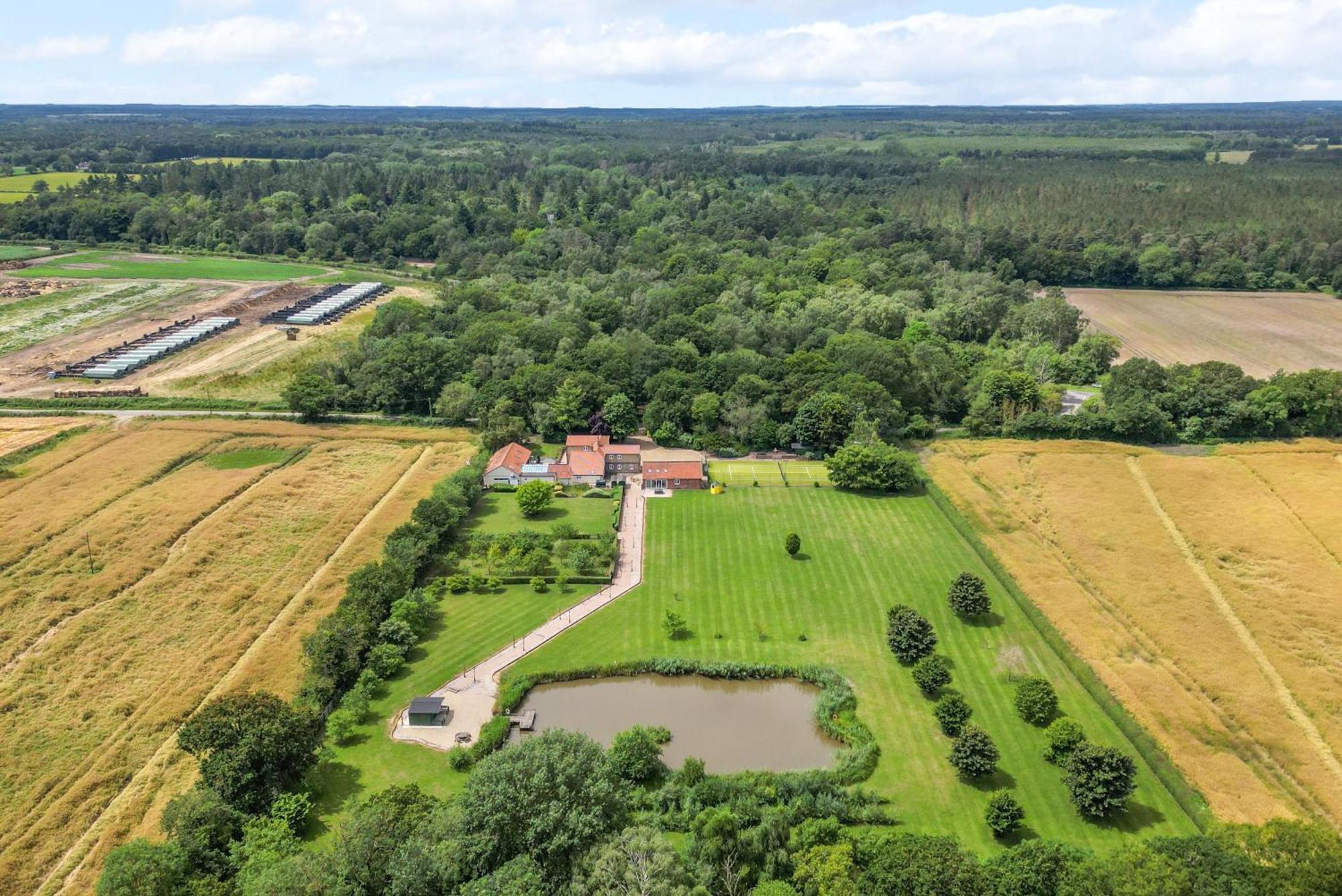 Cottage In Norfolk Sleeps 23 - Private Pool, Fishing Lake, Hot Tub Ref 99008Sc Hockham Eksteriør bilde